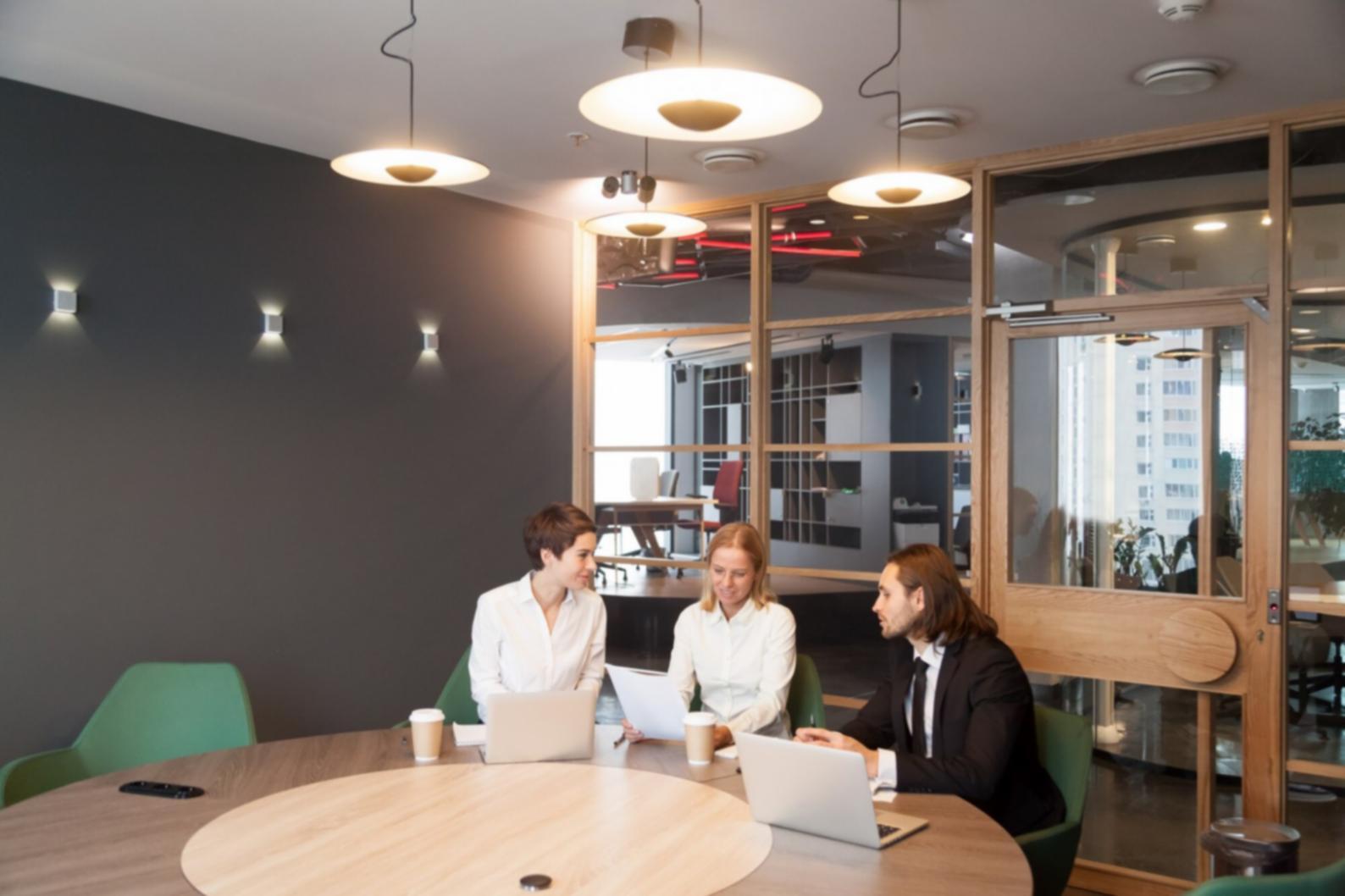 Espacio de trabajo profesional donde desarrollamos soluciones financieras personalizadas